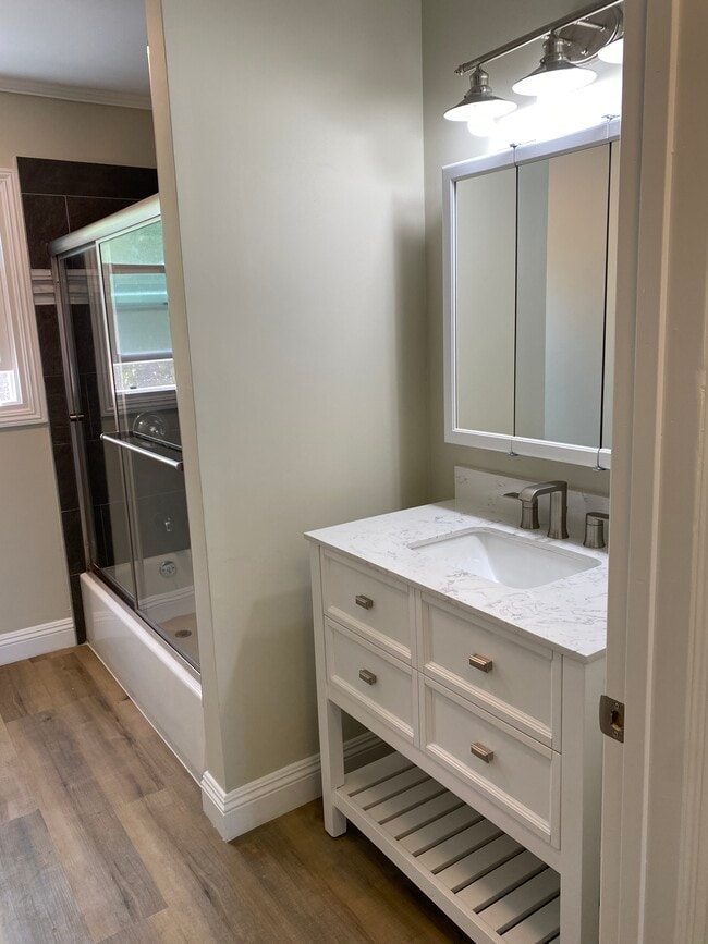 Building Photo - 980 Hillcrest Rd