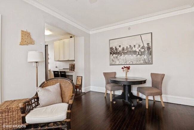 Dining Area - 400 W Deming Pl