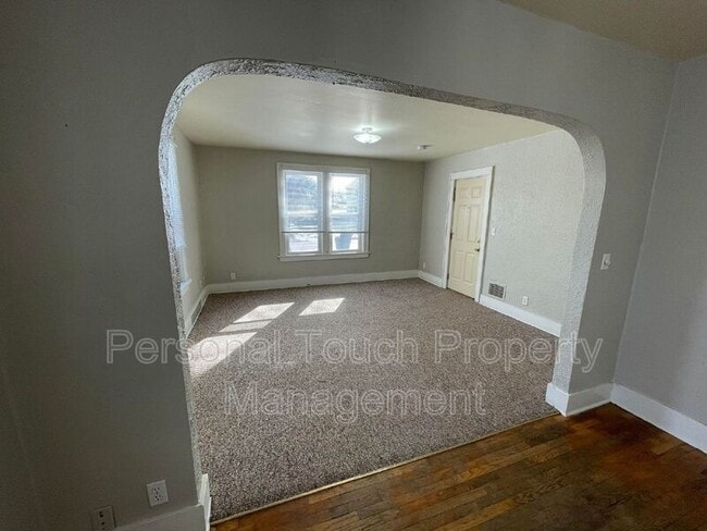 Building Photo - 1009 13th Ave N