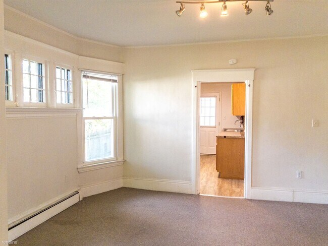 Foto del edificio - 3 br, 1 bath Triplex - 305 Twelve Mile Road 1