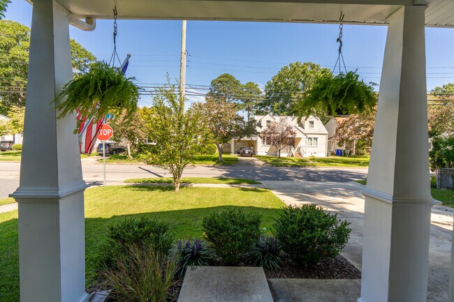 Foto del edificio - 1037 Warwick Ave