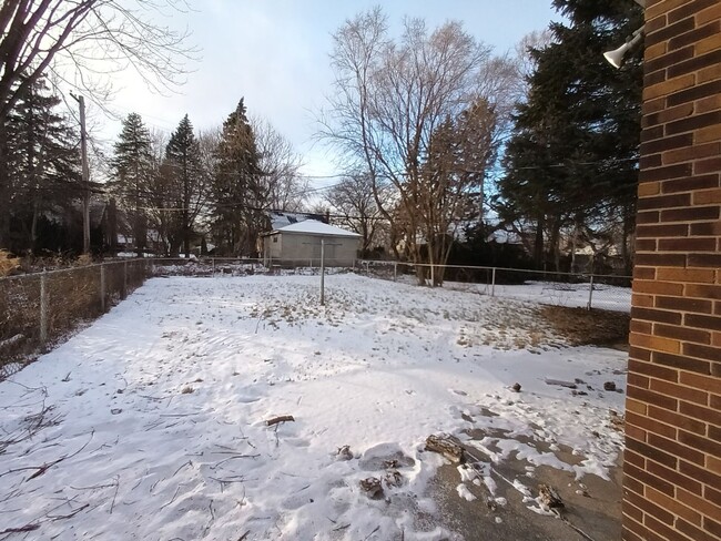 Building Photo - 3 bedroom 1 bath bungalow now available! -...