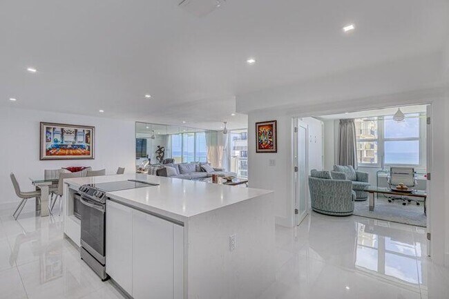 Building Photo - 5440 N Ocean Dr