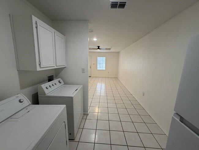 Building Photo - "Charming 2-Bed Retreat in Edinburg – Cozy & Convenient Living at 840 Sq Ft!"