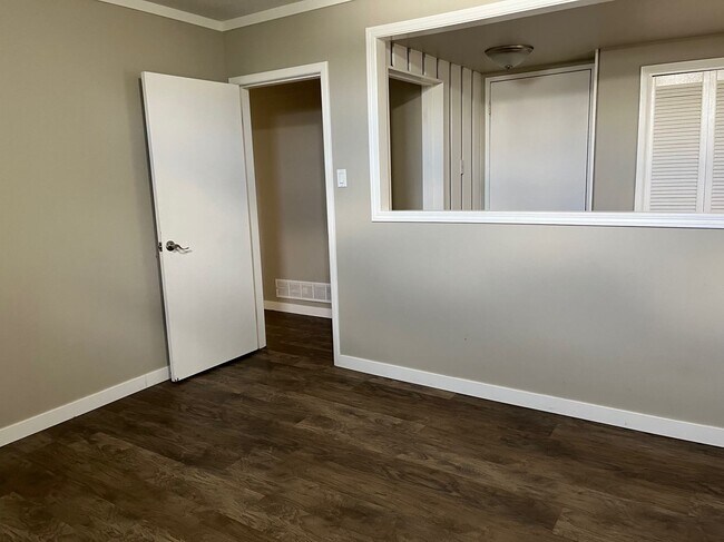 Photo du bâtiment - 2 Bed 1 Bath Unit in Red Deer, AB
