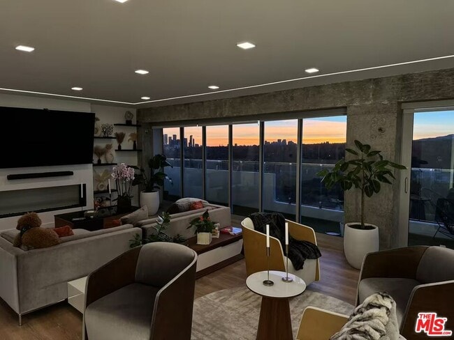 Building Photo - 838 N Doheny Dr