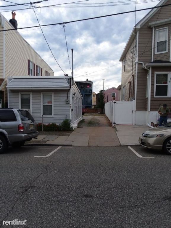 Foto del edificio - 1 br, 1 bath House - 15 Highland Ave