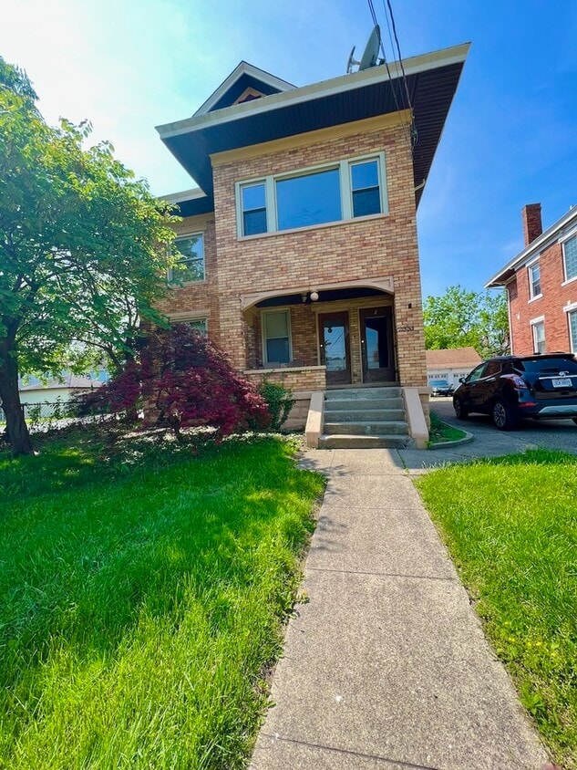 Primary Photo - Awesome spacious Norwood Aparment in 2 Fam...