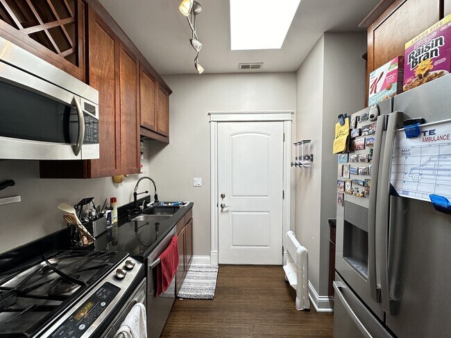 Foto del edificio - 2702 W Cortland St