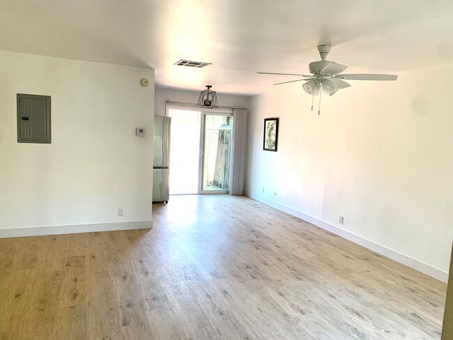 Open floor plan. Dining area with bay window - 11138 Aqua Vista St