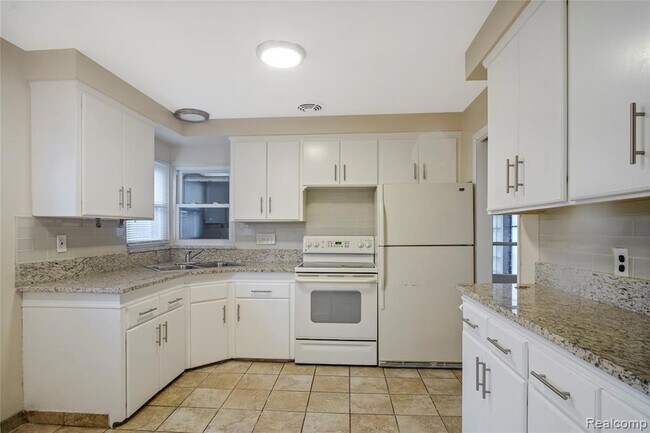 Foto del edificio - 22170 Harding St