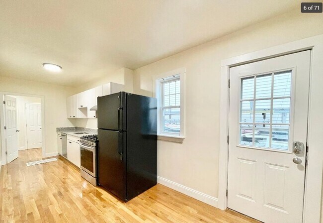 Foto del edificio - MODERN AND UPDATED 3BED IN SOUTHIE FOR $42...