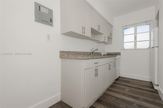 Foto del edificio - 8340 Crespi Blvd