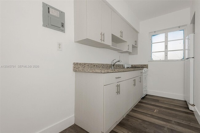 Building Photo - 8340 Crespi Blvd