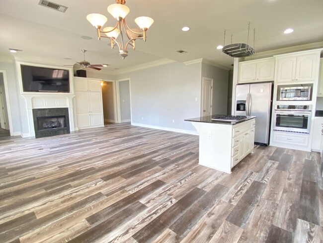 Building Photo - A Dutchtown Must See!