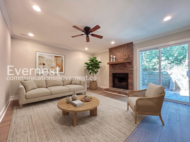 Building Photo - 2 Bed/2.5 Bath Townhome with Off-Street Parking / Available Now!