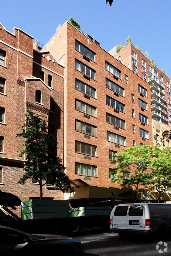 Building Photo - 252 W 17th St