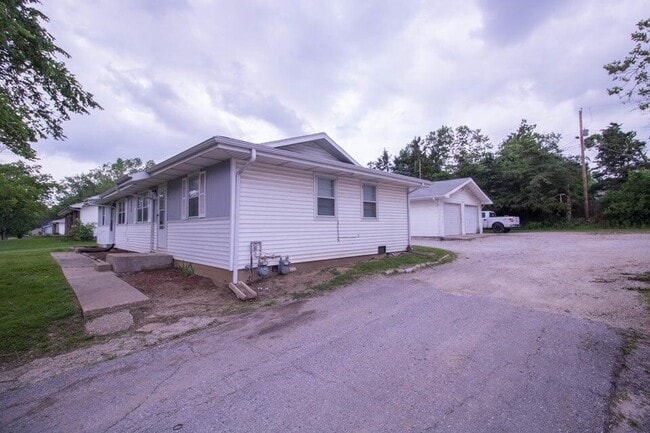 Building Photo - 2817 N Willowbrook Rd
