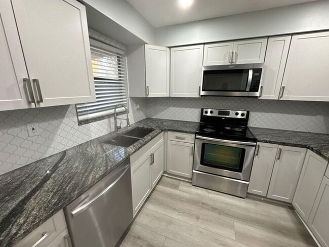 Foto del edificio - 5205 Bayside Dr