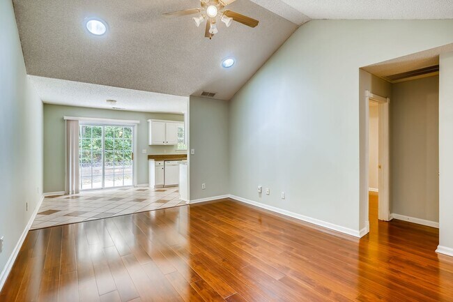 Building Photo - Beautiful 2 Bedroom Town-Home! Priced to Move-in NOW!