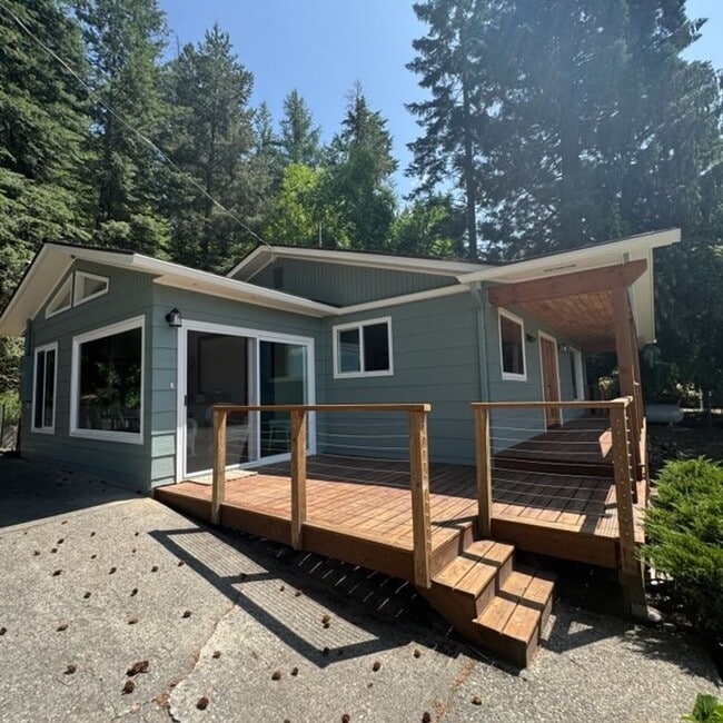 Building Photo - Beautiful lakeview home for rent
