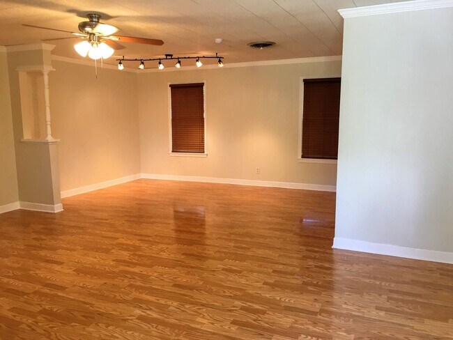 Building Photo - 2 br, 1 bath House - 4026 Brentwood