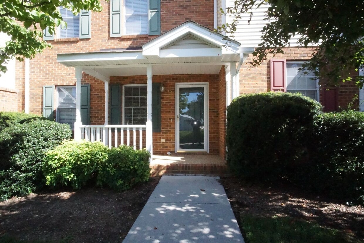 4 Bed / 3 Bath. Pet Friendly. Reserved Parking. Master on Main. - 4 Bed / 3 Bath.  Pet Friendly.  Reserved Parking. Master on Main.