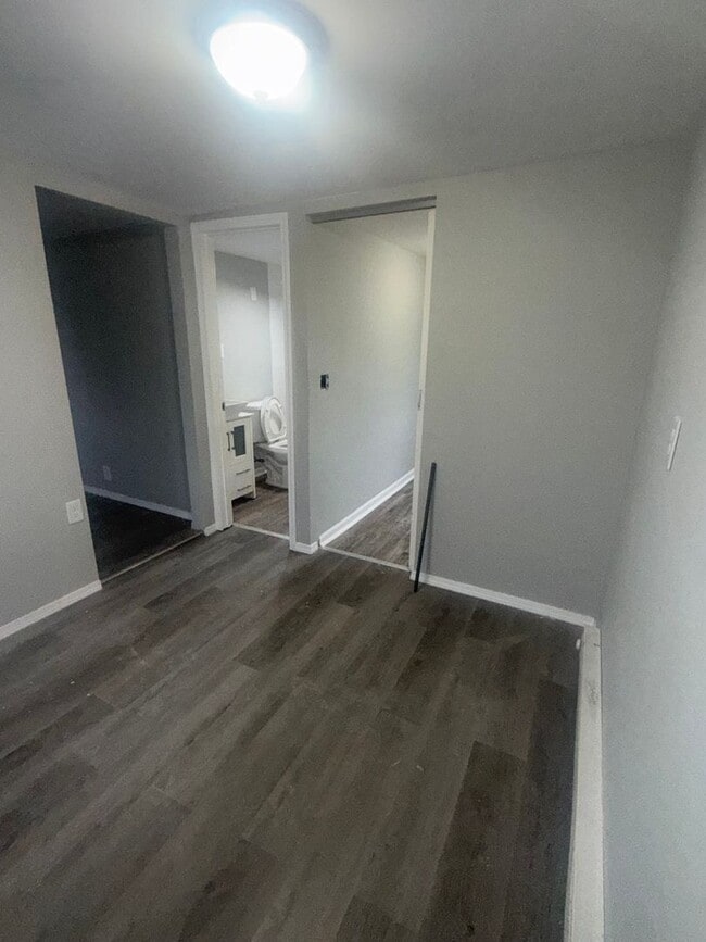 Building Photo - 6 bdrm 3 bathroom home for rent