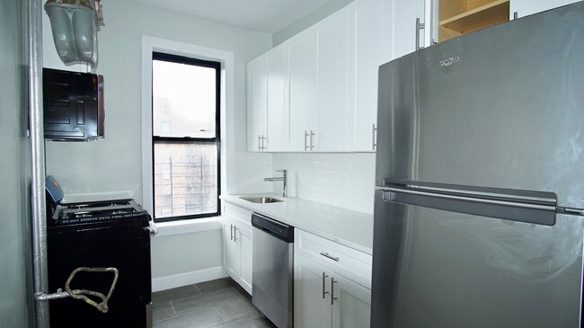 Building Photo - 530 Isham St