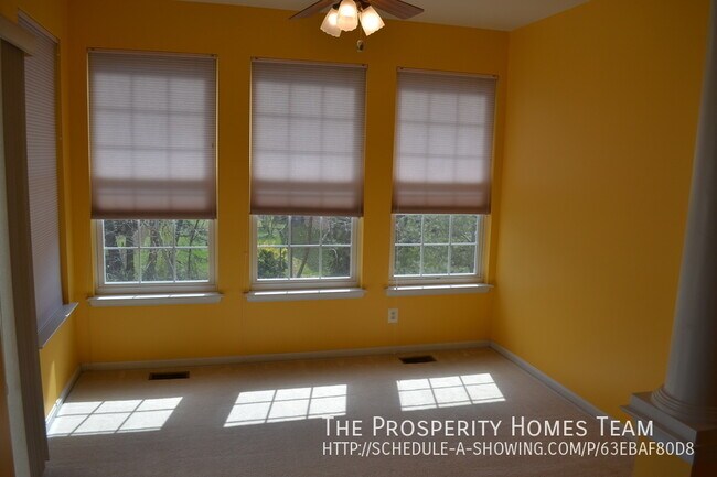 Foto del edificio - Lovely three story town home in River Oaks!