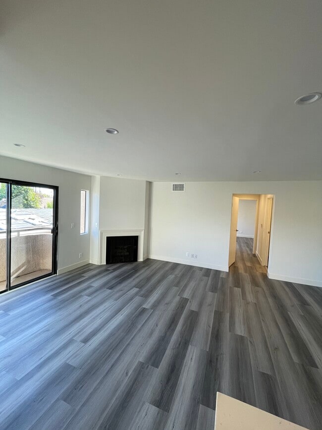 Building Photo - 6212 Fulton Ave
