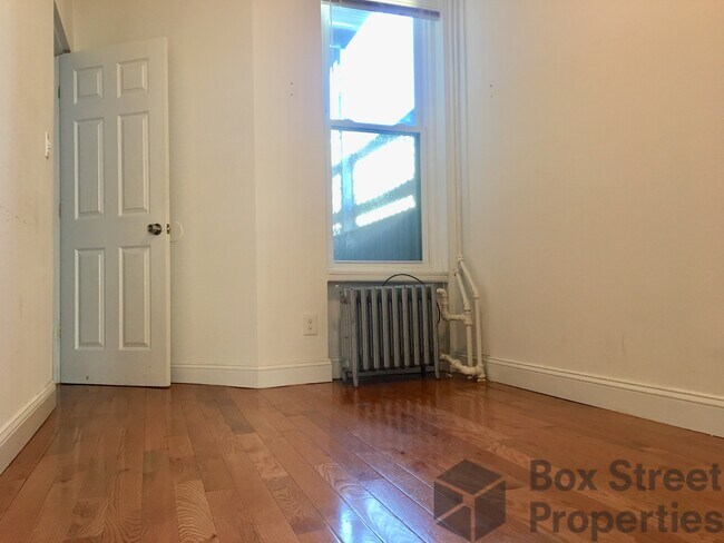 Foto del edificio - 67-05 64th Pl