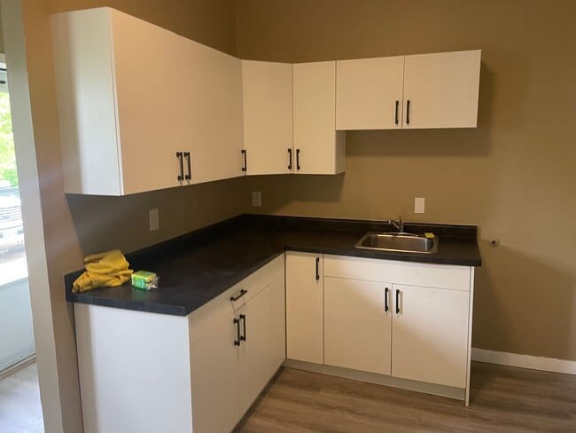 Building Photo - 329 Pritchard Av