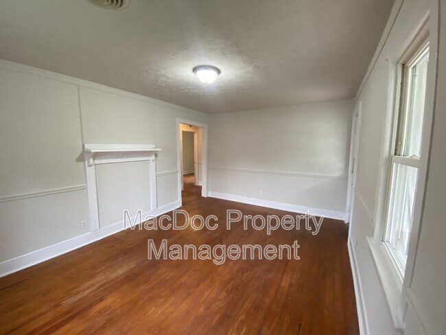 Building Photo - 2312 Oak St