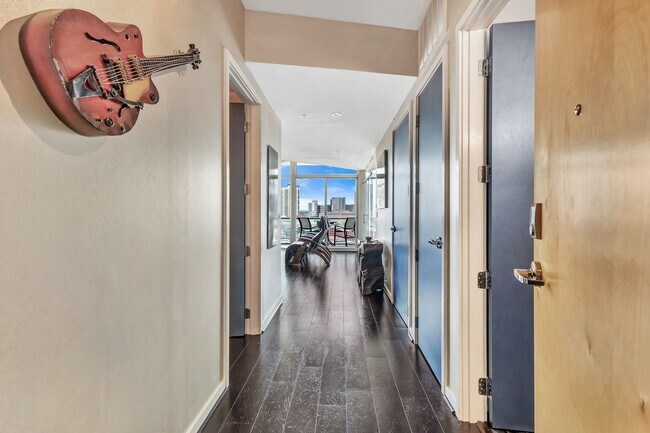 Foto del edificio - Fully Furnished 15th Floor Condo At Icon I...