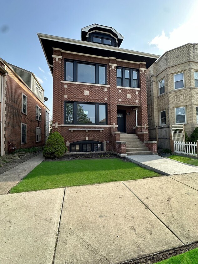 Foto principal - 5131 W Roscoe St