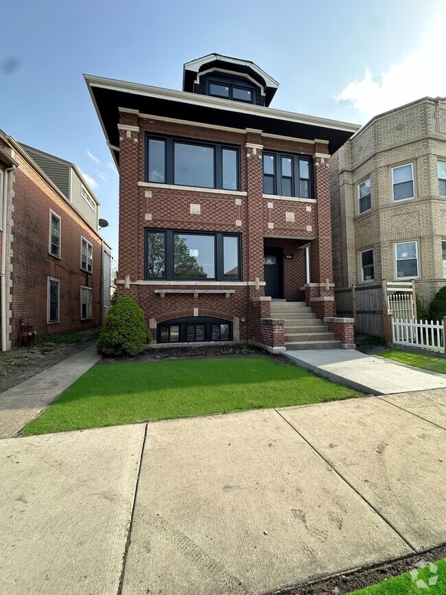 Building Photo - 5131 W Roscoe St