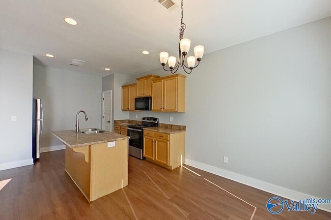 Foto del edificio - 8008 Shadesbrook Dr