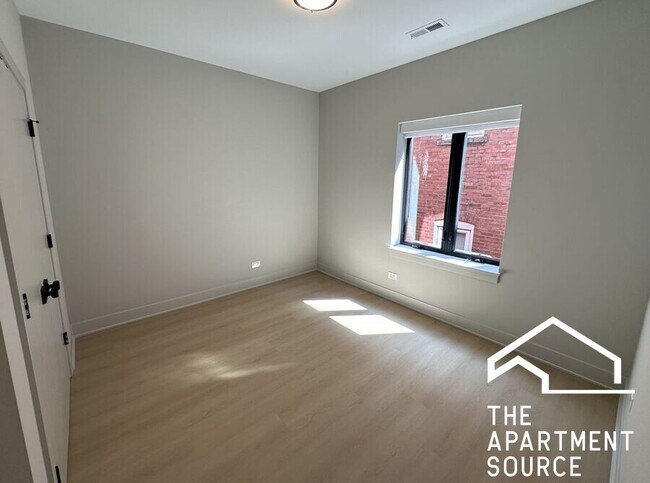 Building Photo - 4104 N Sheridan Rd