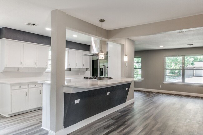 Building Photo - Spacious 4BR Duplex in Denton