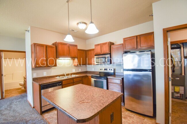 Foto del edificio - Spring Move-in special; 2 Bedroom 2 Bath Condo on the Ground level with detached garage!