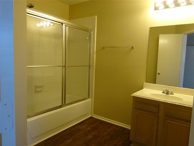 Building Photo - 5914 W Harrow Dr