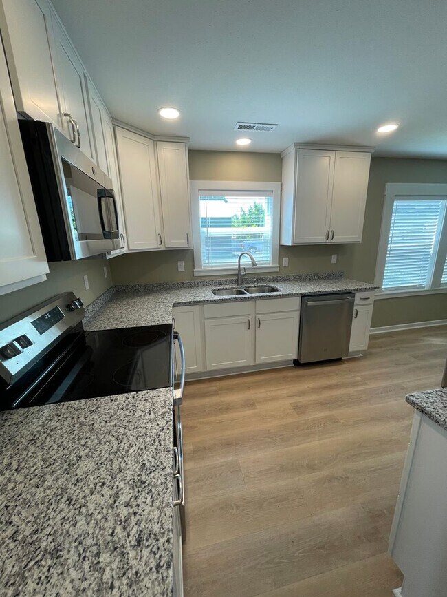 Foto del edificio - Gorgeous Fully Remodeled Three Bedroom Hom...