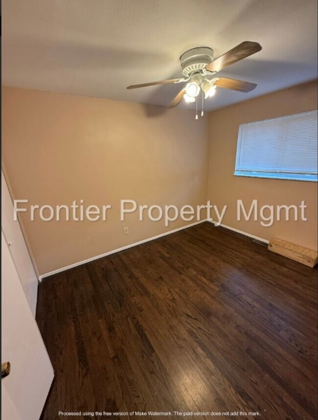 Building Photo - 2 Bedroom, 1 Bath Apartment