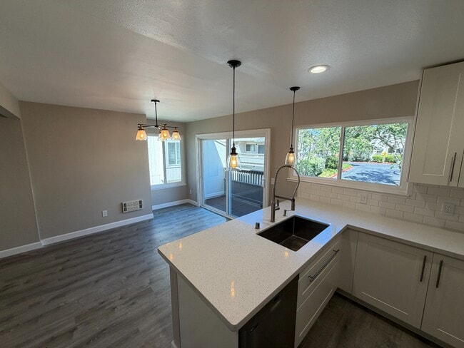 Foto del edificio - Spacious 2-Bedroom Townhouse with Private Patio