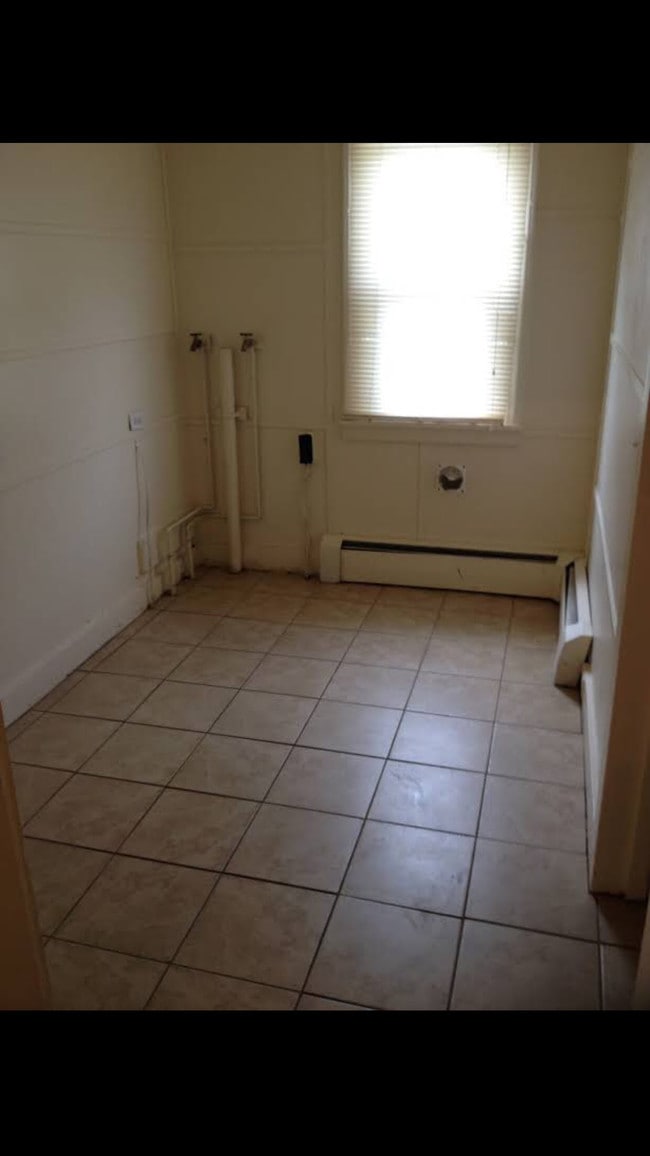 Laundry area - 3000 Carlisle Rd