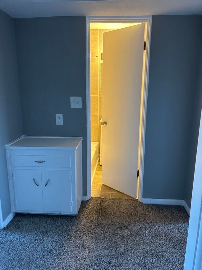 Building Photo - This 750 sq ft beauty could be yours!!!