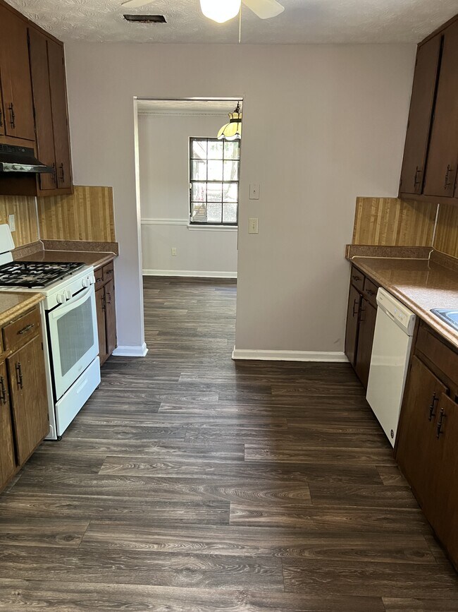 Building Photo - 662 Stonehedge Dr