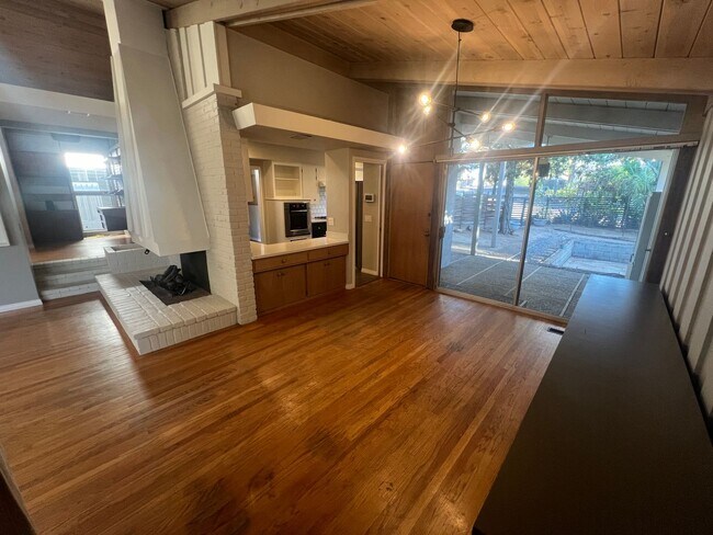 Building Photo - Lovely Craftsman Home with Modern Convenience