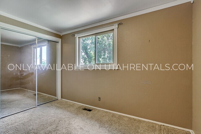 Building Photo - 6842 S Enchanted Dr